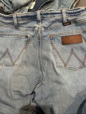 Wrangler Light Blue Relaxed Fit women Jeans with Back Pocket Stitching